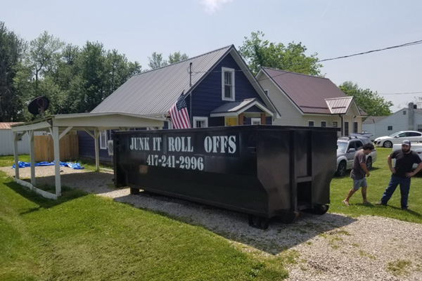 How Nixa Homeowners Use Roll Off Dumpsters for Big Cleanouts